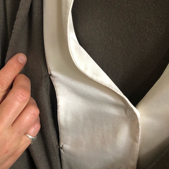 Basler cardigan with removable silk bib. - Picture 4 of 10